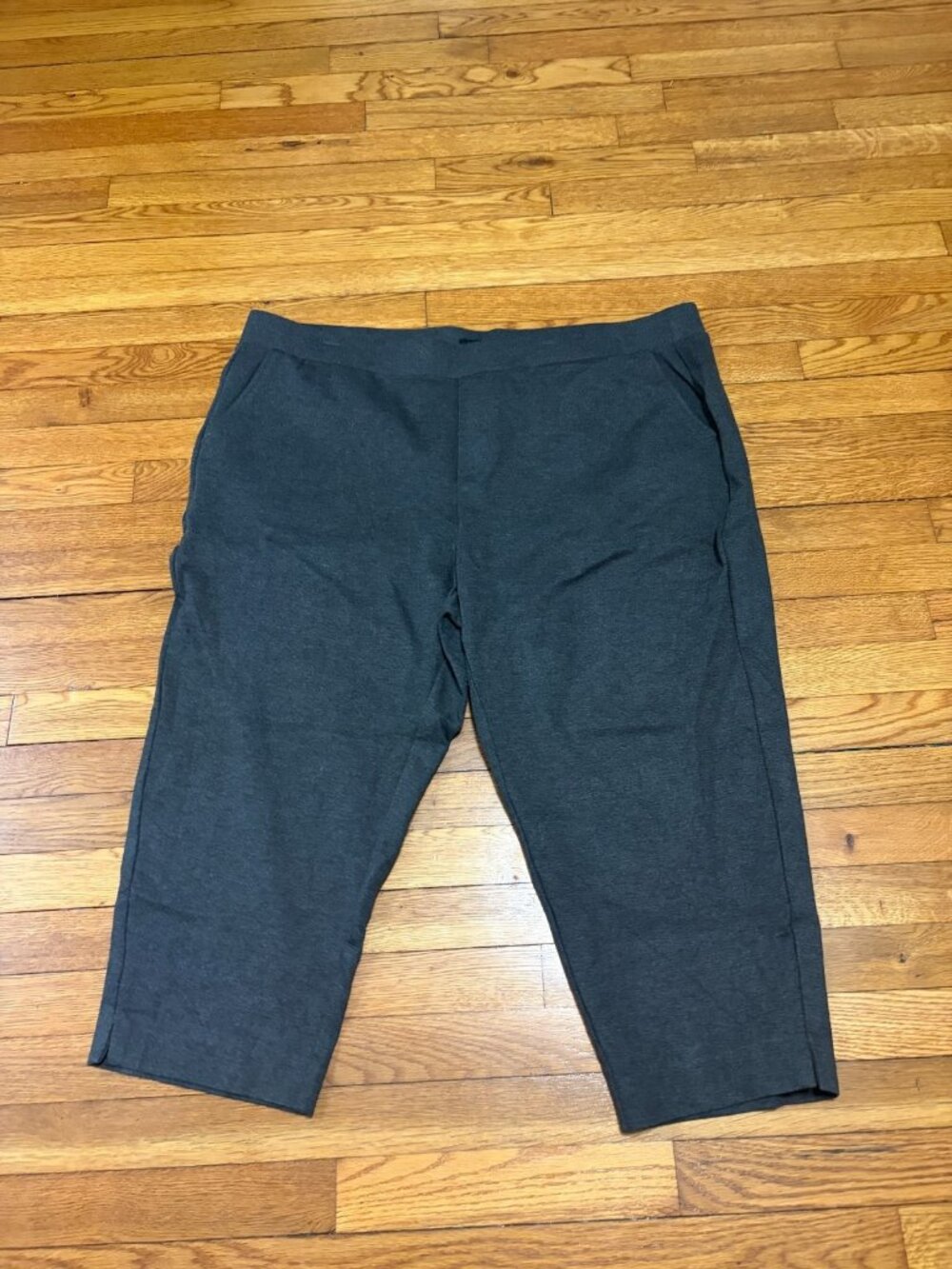 Torrid Womens Pull On Capri Pants Plus Petite 4S 4 SHORT Gray Stretch Career